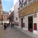 A La Commedia Hotel