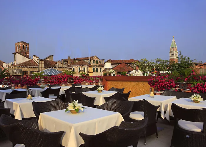 ア ラ コメディア