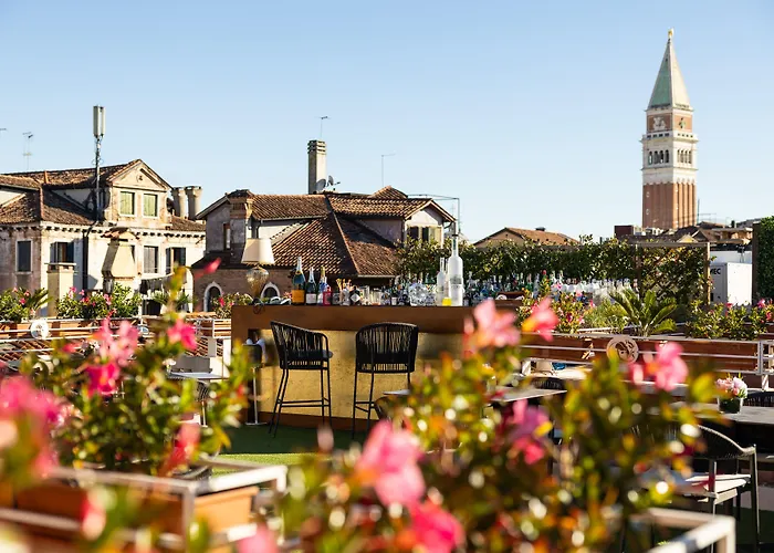 ア ラ コメディア ホテル 4*