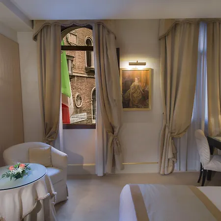 A La Commedia Velence