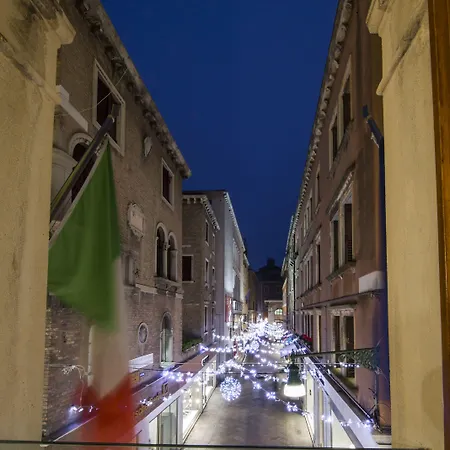 A La Commedia Velence