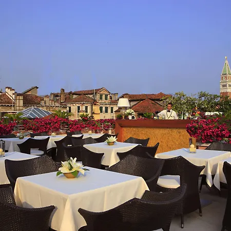 ア ラ コメディア